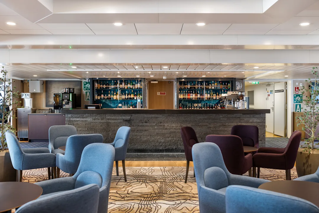 Explorer lounge & bar