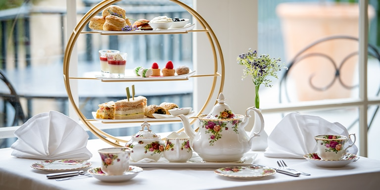 Infusions: flowers, tea and honey