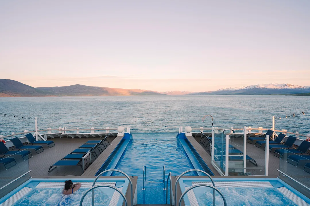 Hot tub & pool