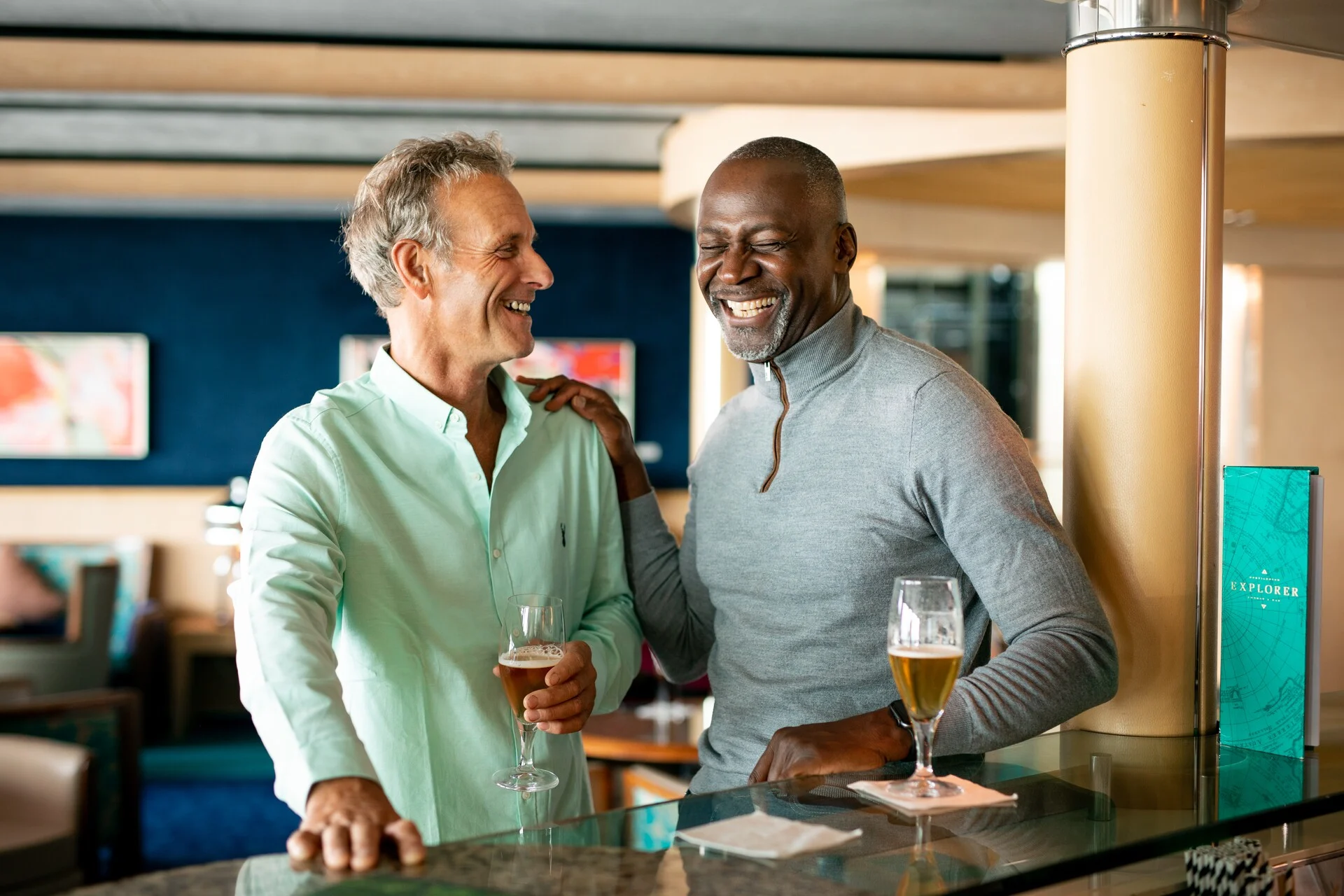 Explorer lounge & bar