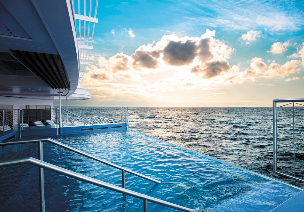 Infinity-edge plunge pool